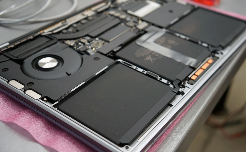 apziurima-baterija-a1708 Inspektuojame macbook pro a1708 bateriją.