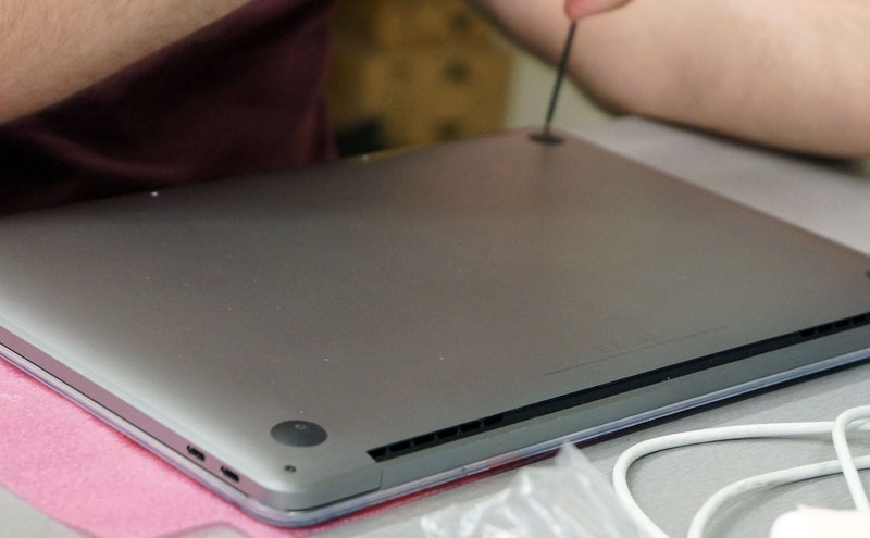 atidaromas-dangtis-1-a1708 Macbook Pro A1708 dangtis