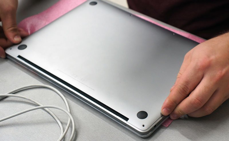 atidaromas-dangtis-2-a1708 Nustumiamas dangtis Macbook Pro A1708