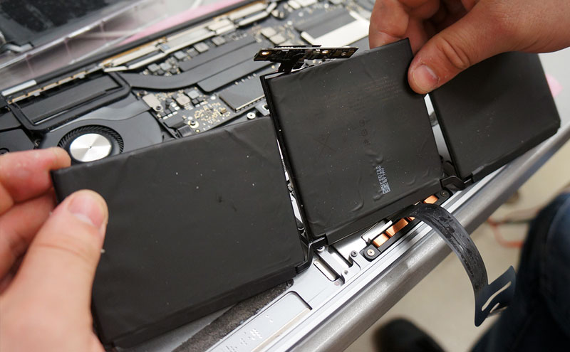 istraukiama-baterija-a1708 Ištraukiame pilną Macbook Pro A1708 bateriją.