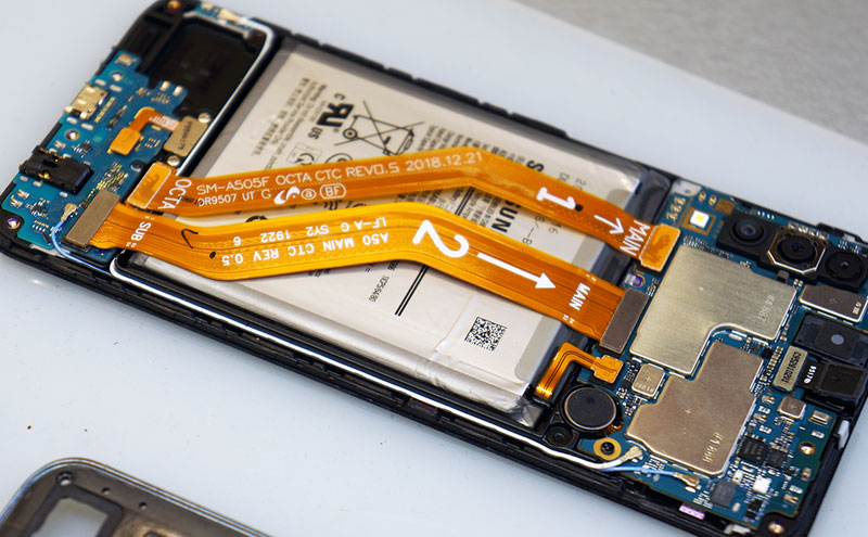 samsung-a50-ardymas-7 SAMSUNG A50 ekrano keitimas, prijungiame kabelius.